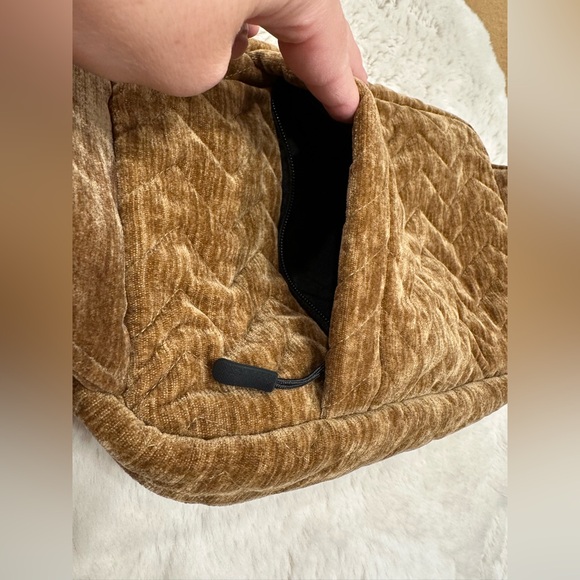 BNWT TushBaby The Pack in Sable Velvet - Picture 9 of 11